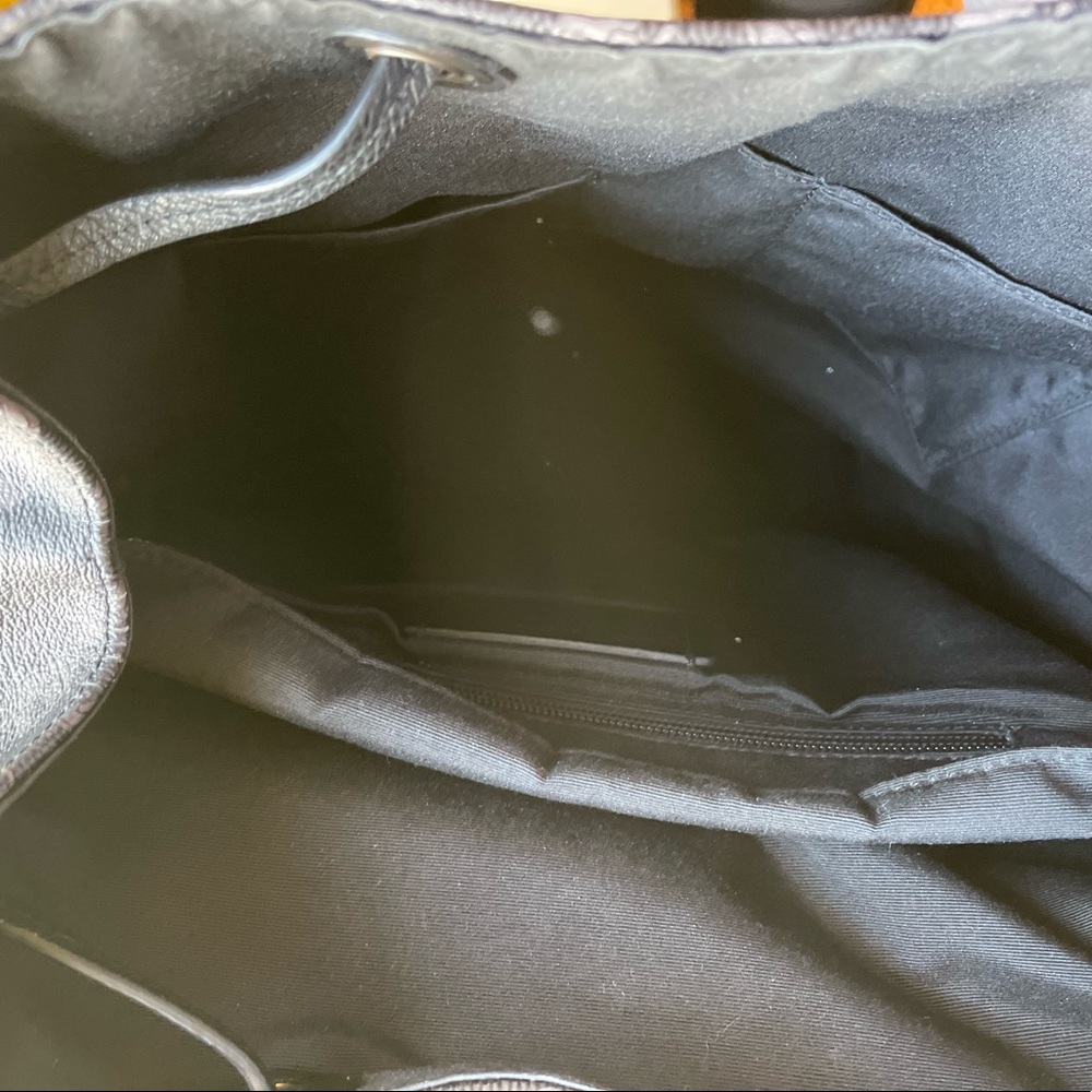 This coach bag is in very good condition I used it for 1 year of school - Picture 4 of 9